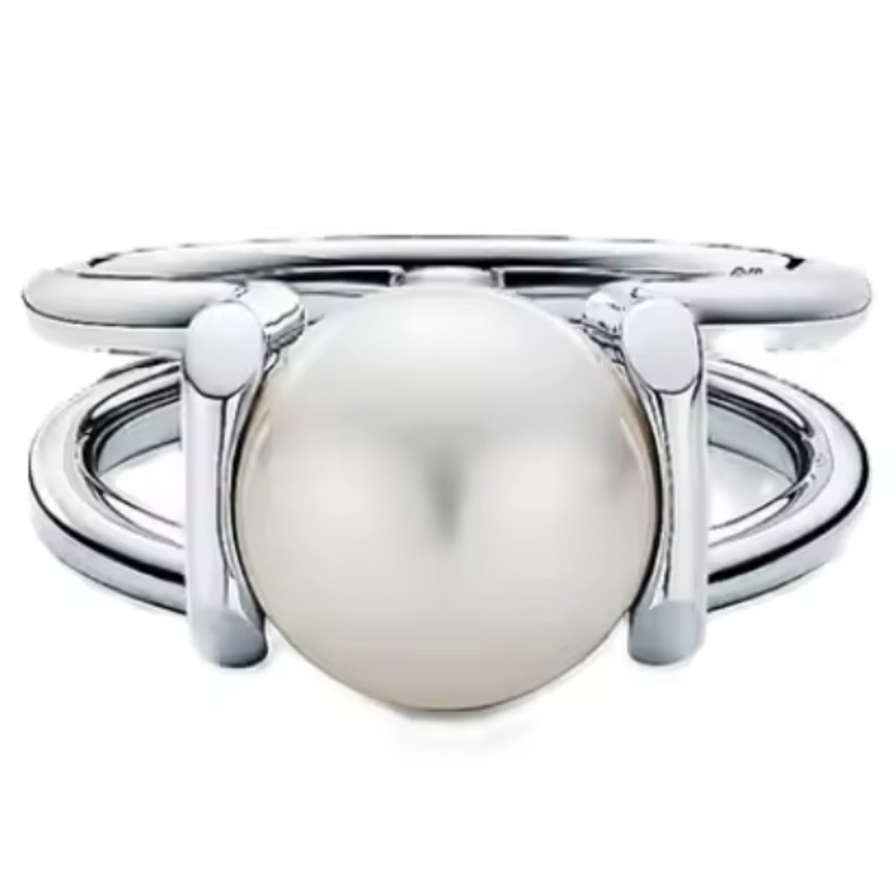Elegant Sterling Silver Freshwater Pearl Ring size 8